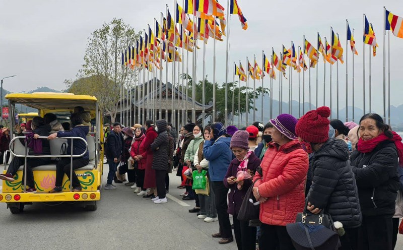 On 9.2, tens of thousands of people and tourists flocked to Tam Chuc Pagoda, (in Ba Sao ward, Kim Bang town, Ha Nam province) on the opening day. Photo: Nguyen Hai
