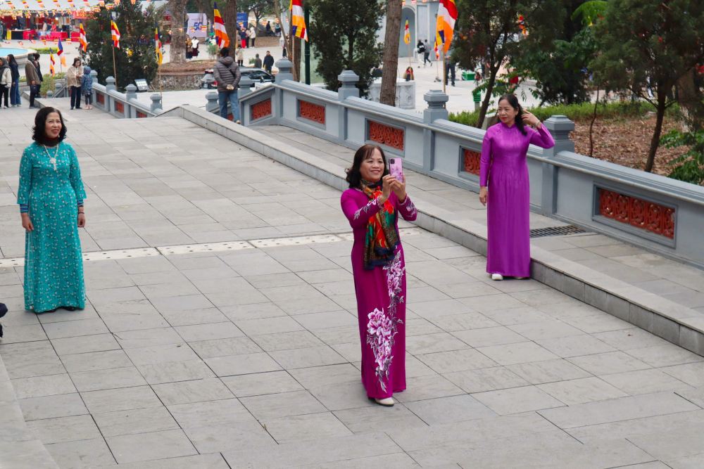 Du khach du xuan, tray hoi trong ngay khai hoi. Anh: Huyen Chi