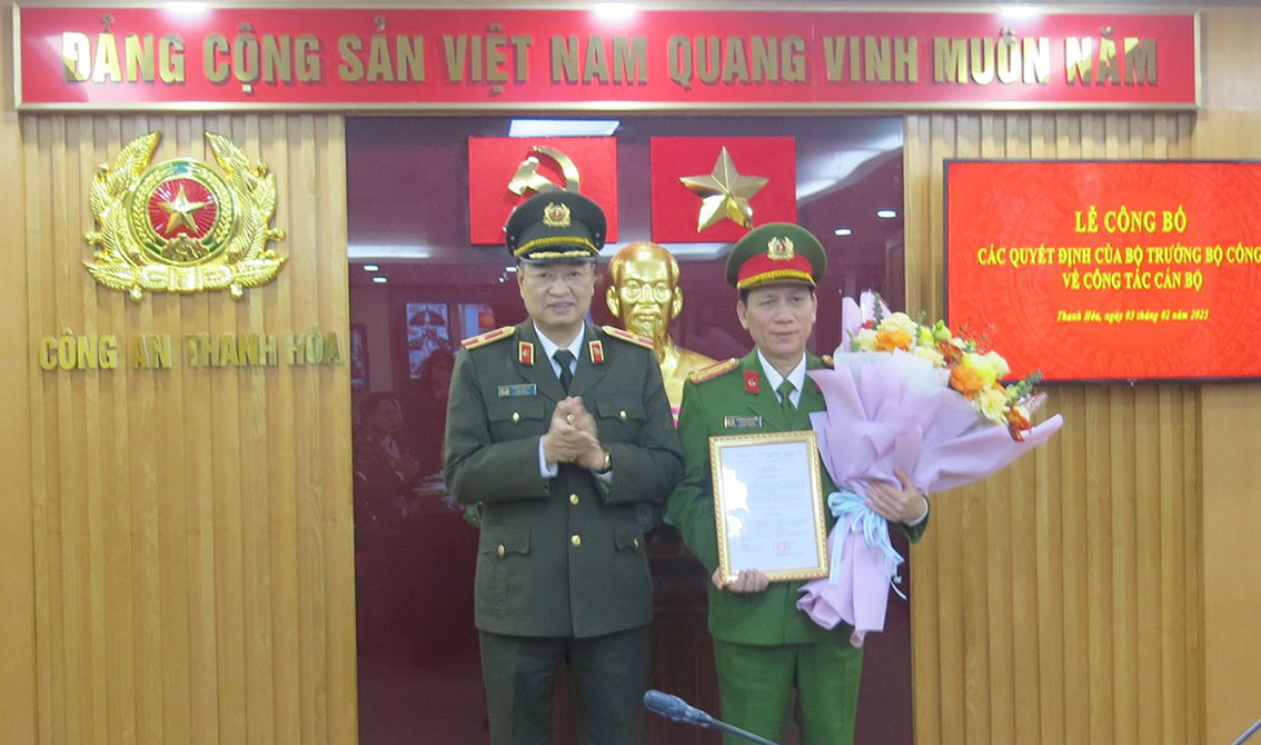 Colonel Duong Van Tien received the decision to re -appoint the position of Deputy Director of Thanh Hoa Police Department. Photo: Police of Thanh Hoa province