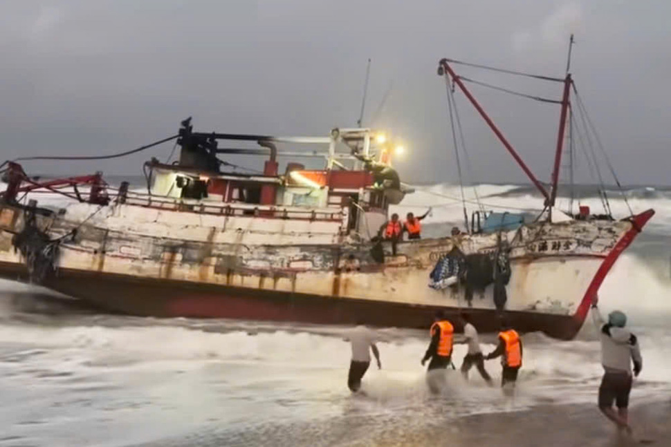 Taiwan's fishing vessels (China) broken the machine drifting to the coast of Phu Yen province. Photo: Border Guard of Phu Yen Province