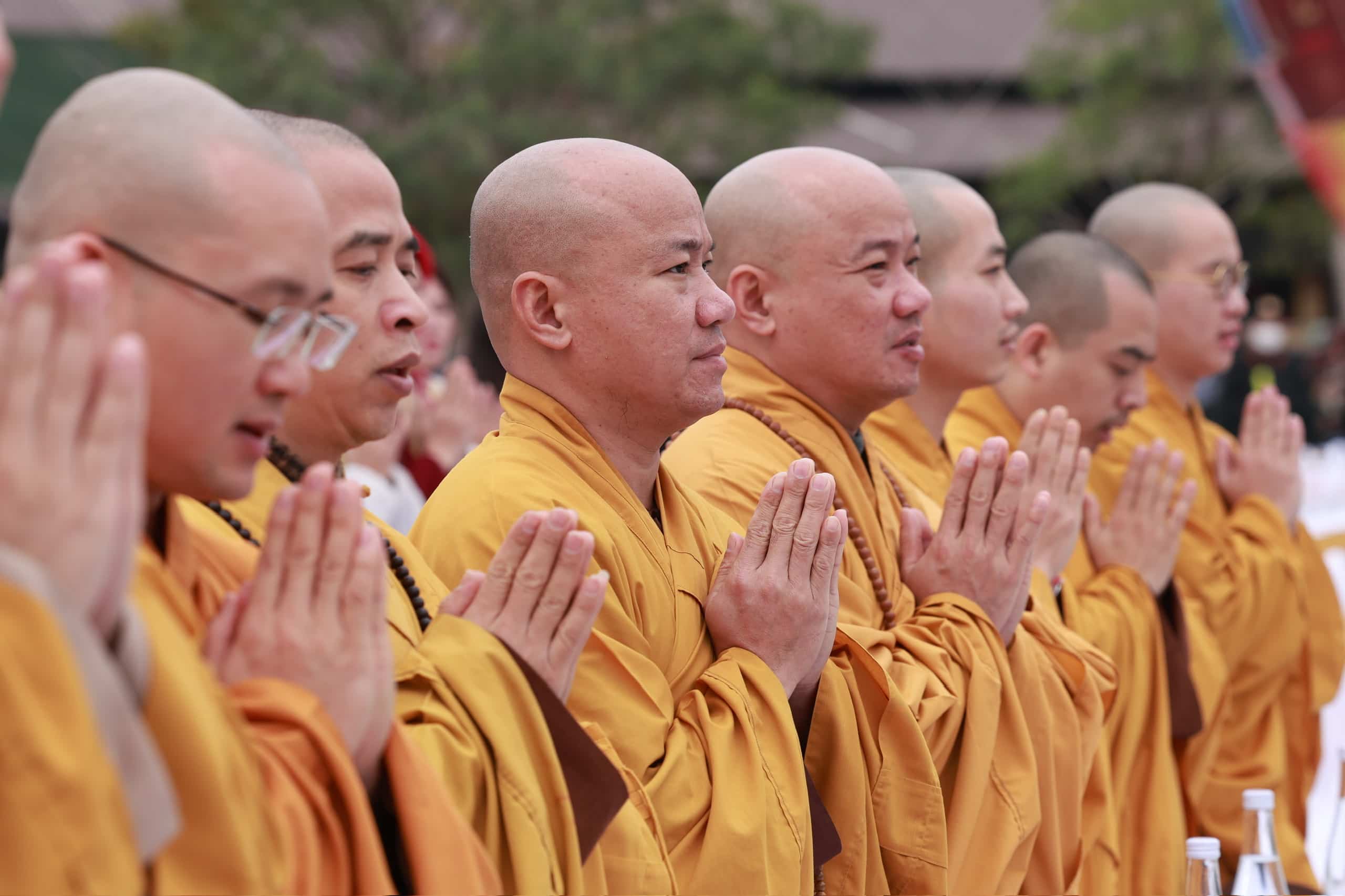 Cac tang ni, phat tu tham du le khai mac. Anh: Nguyen Hai