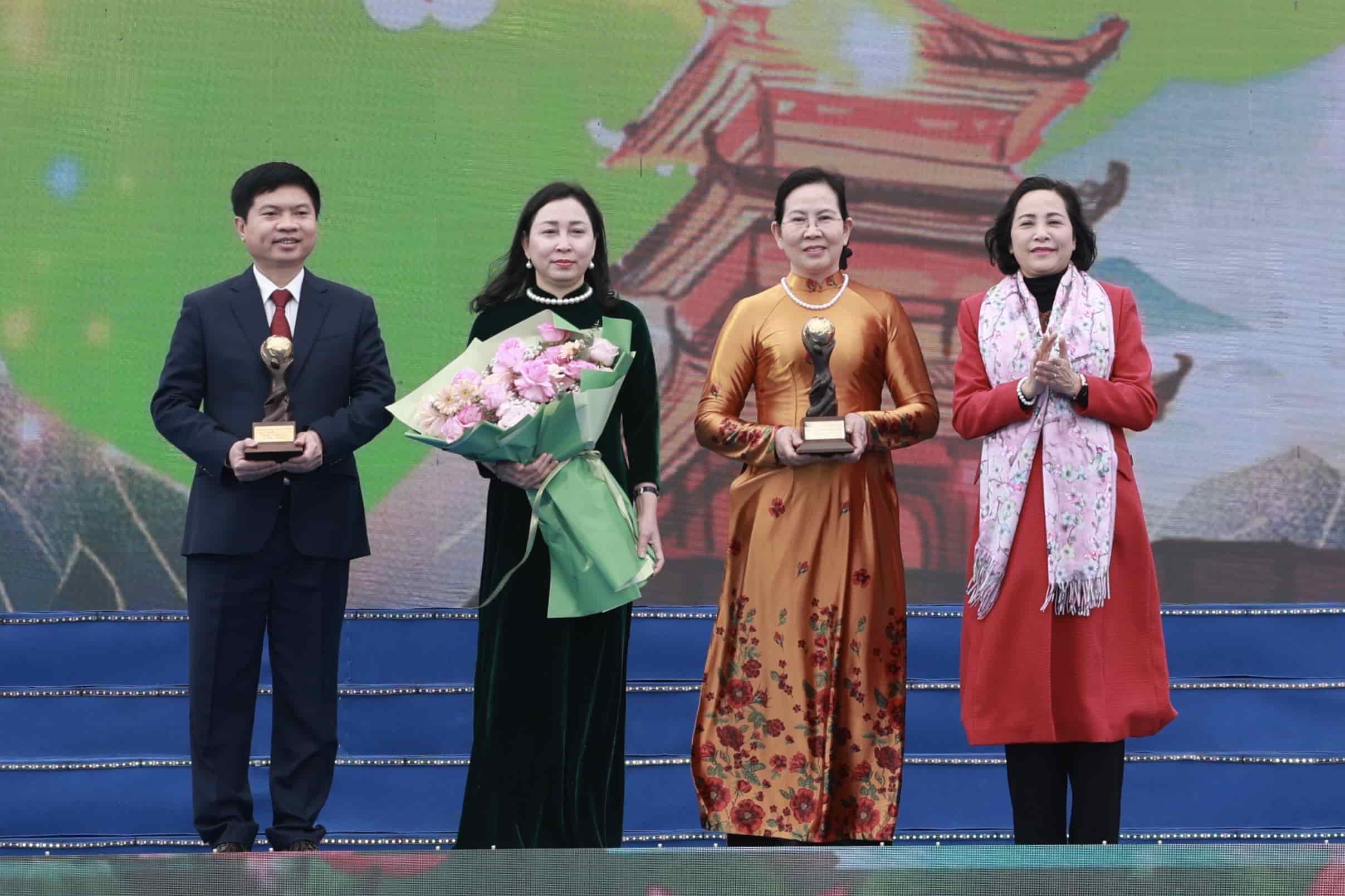 Ba Nguyen Thi Thanh - Pho chu tich Quoc Hoi (ngoai cung ben phai) trao danh hieu Giai thuong Du lich the gioi - World Travel Awards binh chon Ha Nam la “Diem den du lich moi noi hang dau Chau A” nam 2024. Anh: Nguyen Hai