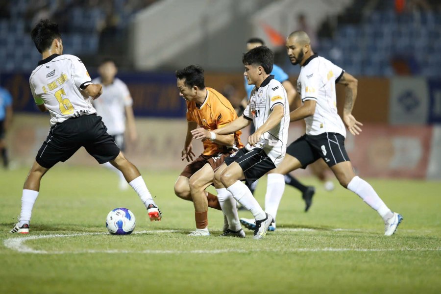 The Danang Club (white shirt) changes home in V.League 2024-2025. Photo: Han River