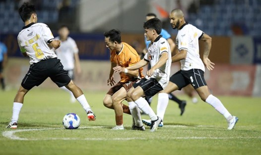 Câu lạc bộ Đà Nẵng (áo trắng) đổi sân nhà tại V.League 2024-2025. Ảnh: Sông Hàn