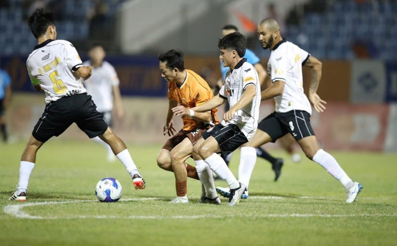 The Danang Club (white shirt) changes home in V.League 2024-2025. Photo: Han River