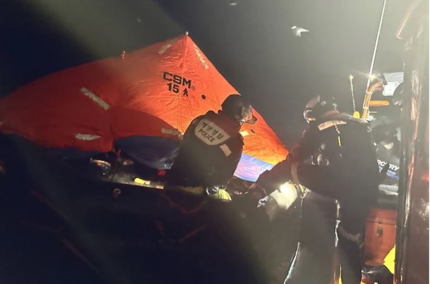 The Korean functional forces searched for missing people, including a Vietnamese citizen, in the fishing vessel sink. Photo: Yeosu Coast Guard