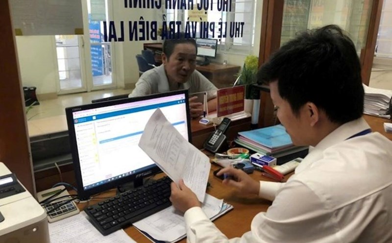 In state agencies, political and social organizations ... from the district level or higher, the expert rank is the basic rank. Photo: Que Chi