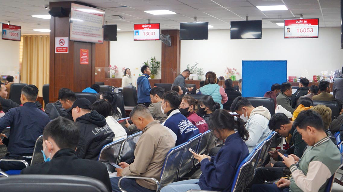 After the Lunar New Year holiday, thousands of people go to the Provincial Public Administration Service Center to resolve administrative procedures. Photo: Quang Dai