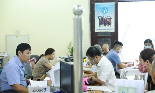 Tiền lương cụ thể trong các bảng lương mới căn cứ Nghị quyết 27. Ảnh: Bảo Hân