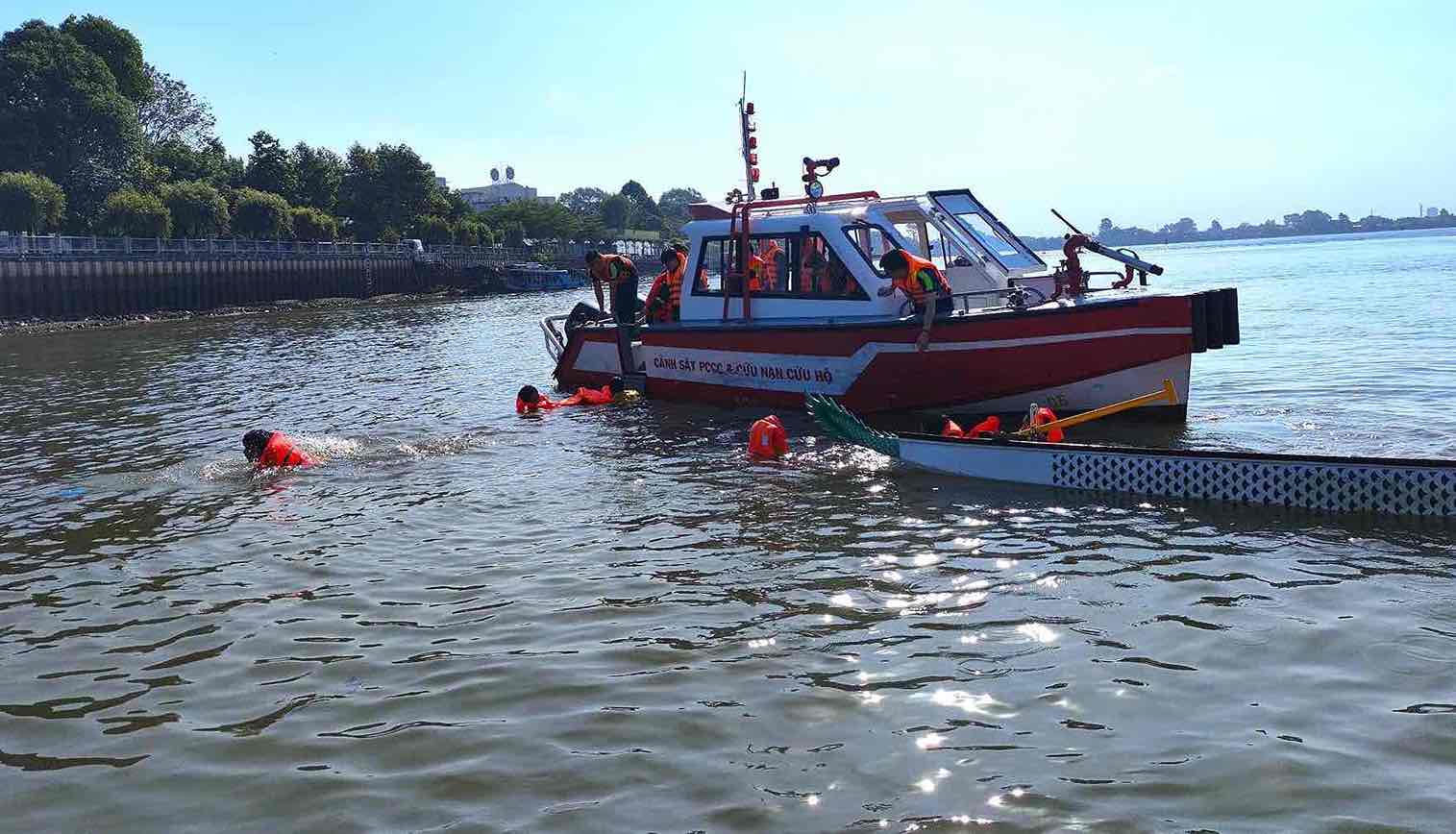 Functional forces brought 12 athletes in the boat flipping to the shore safely. Photo: CTV