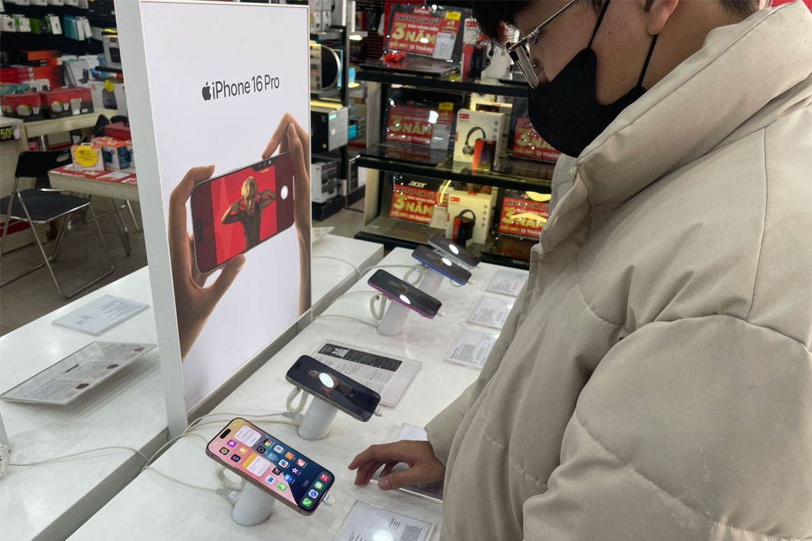 Dong san pham iPhone 16 moi cua Apple van duoc khach hang ua chuong sau ky nghi Tet. Anh: Bui Duc