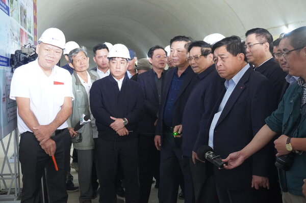 Prime Minister Pham Minh Chinh checked the progress of Quang Ngai - Hoai Nhon highway project. Photo: Vien Nguyen.