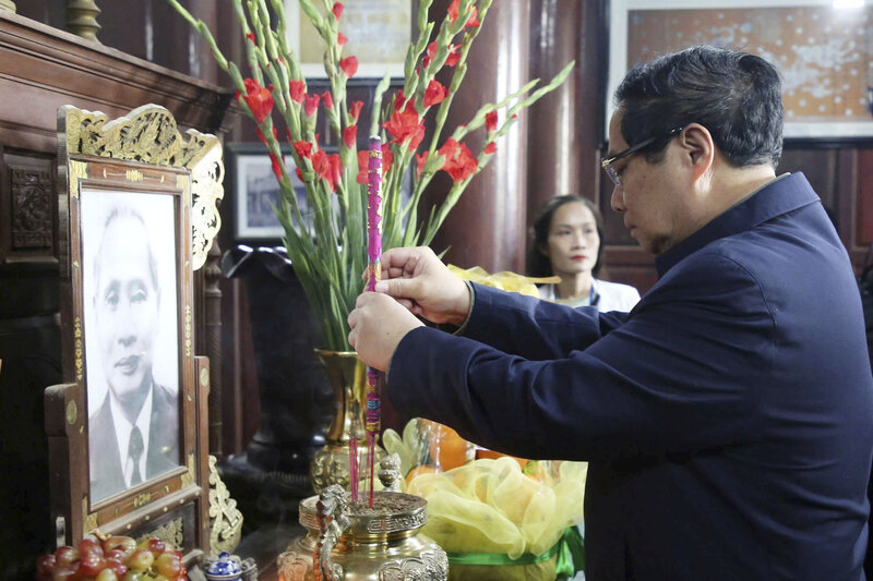 Prime Minister Pham Minh Chinh offered incense to commemorate the late Prime Minister Pham Van Dong. Photo: Vien Nguyen.