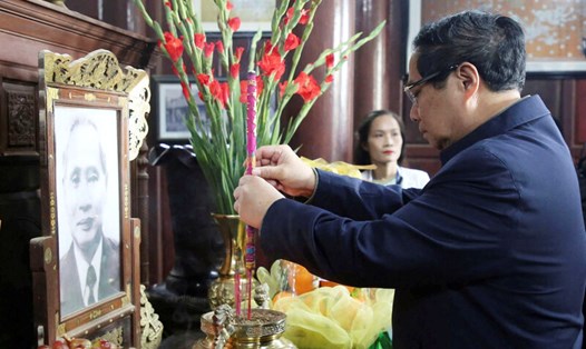 Thủ tướng Phạm Minh Chính dâng hương tưởng nhớ cố Thủ tướng Phạm Văn Đồng. Ảnh: Viên Nguyễn.