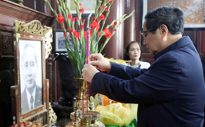 Prime Minister Pham Minh Chinh offered incense to commemorate the late Prime Minister Pham Van Dong. Photo: Vien Nguyen.