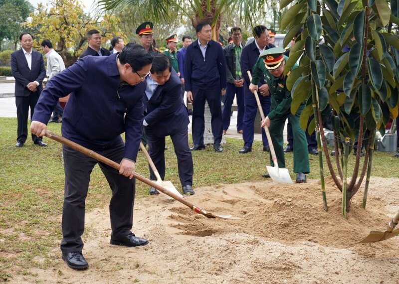 Thủ tướng trồng cây tại khu lưu niệm cố Thủ tướng Phạm Văn Đồng. Ảnh: Viên Nguyễn.