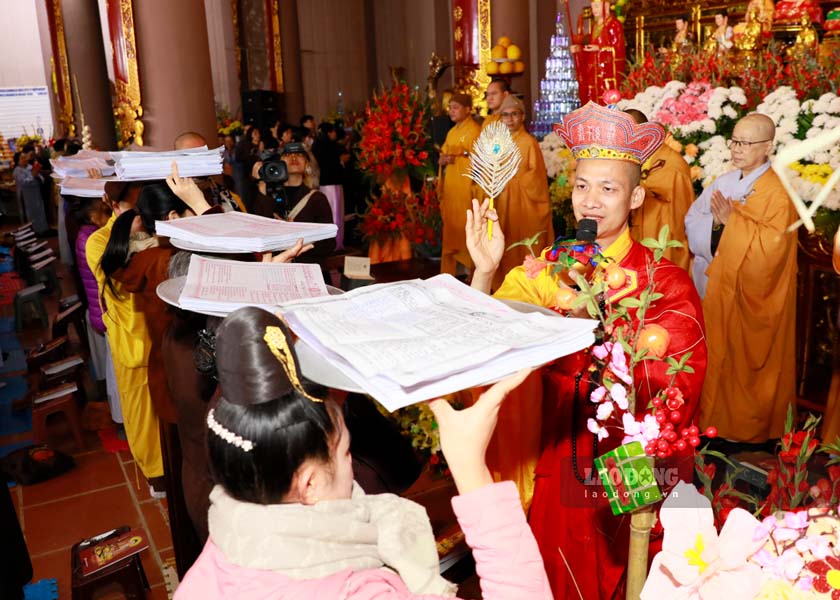 Dai duc Thich Nhuan Thanh - Pho Truong Ban Tri su GHPGVN tinh Dien Bien - cho biet, le cau an dau nam tai chua Linh Quang la mot hoat dong thuong nien, da tro thanh truyen thong tot dep cua chua, duoc chu Tang va Phat tu nhiet tinh huong ung vao nhung ngay dau xuan.