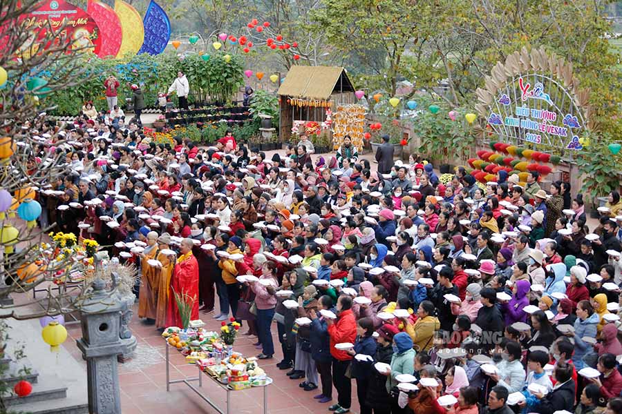 Le Cau an dau nam huong den cau nguyen quoc thai dan an nhan dip nam moi, the gioi hoa binh, dat nuoc Viet Nam ngay cang thinh vuong, que huong Dien Bien anh hung ngay cang phat trien vung manh va phon vinh.