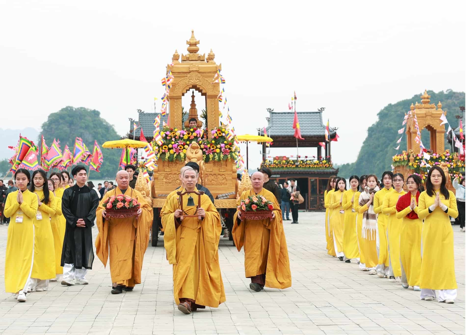 Cac nghi thuc tam linh duoc to chuc long trong tai chua Tam Chuc (ngoi chua lon nhat the gioi voi 144ha) da khang dinh gia tri van hoa truyen thong Phat giao. Anh: Nguyen Truong