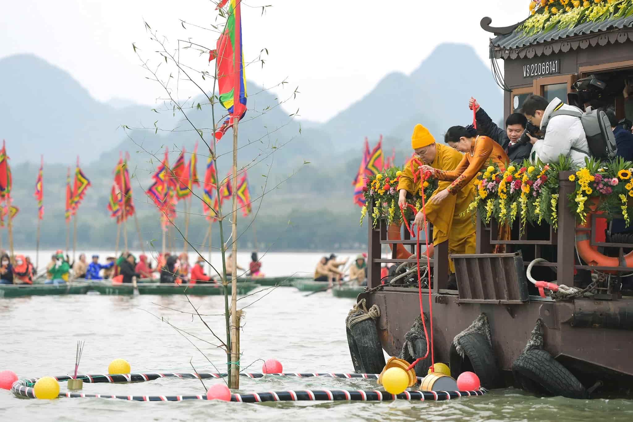 Sau khi to chuc le dang huong va dang luc cung cau nguyen quoc thai dan an la le ruoc nuoc tu ho Tam Chuc len chua Ngoc tren dinh nui That Tinh. Anh: Hai Nguyen 