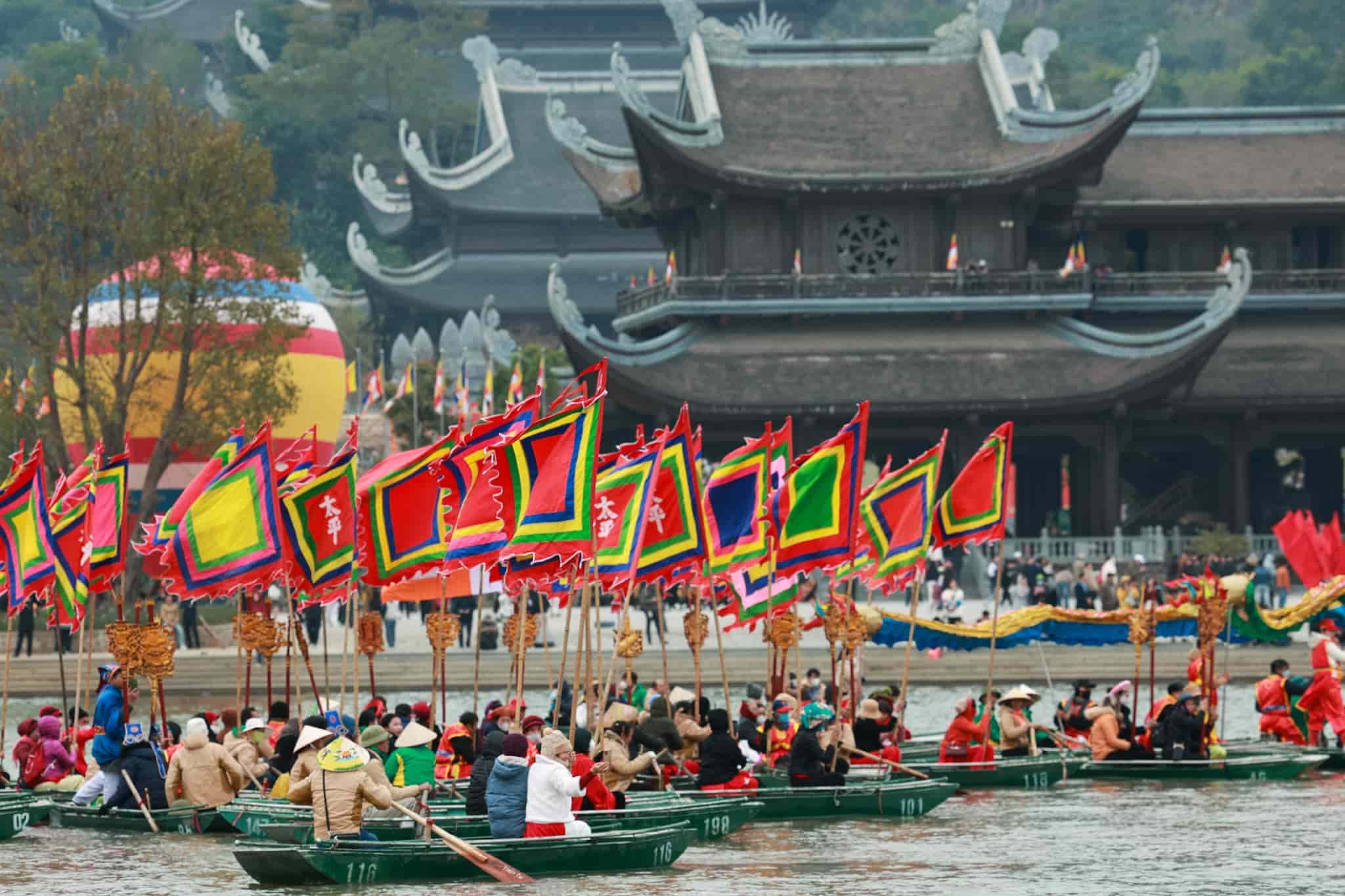 The ritual of procession of water from Tam Chuc Lake to Ngoc Pagoda is considered the main ritual in the Tam Tam Chuc festival 2025 in Ha Nam. Photo: Hai Nguyen