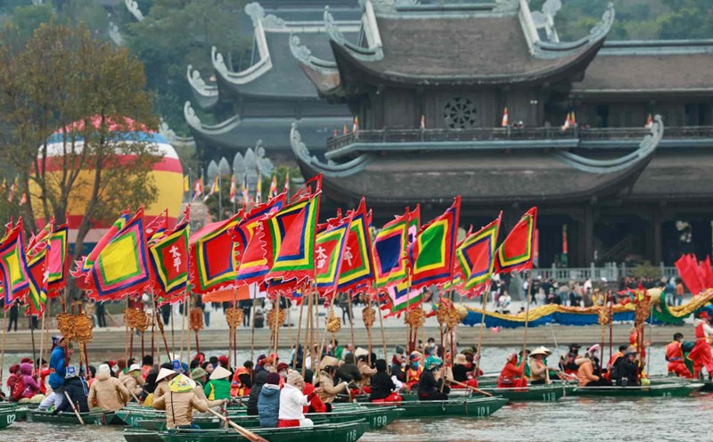 The ritual of procession of water from Tam Chuc Lake to Ngoc Pagoda is considered the main ritual in the Tam Tam Chuc festival 2025 in Ha Nam. Photo: Hai Nguyen
