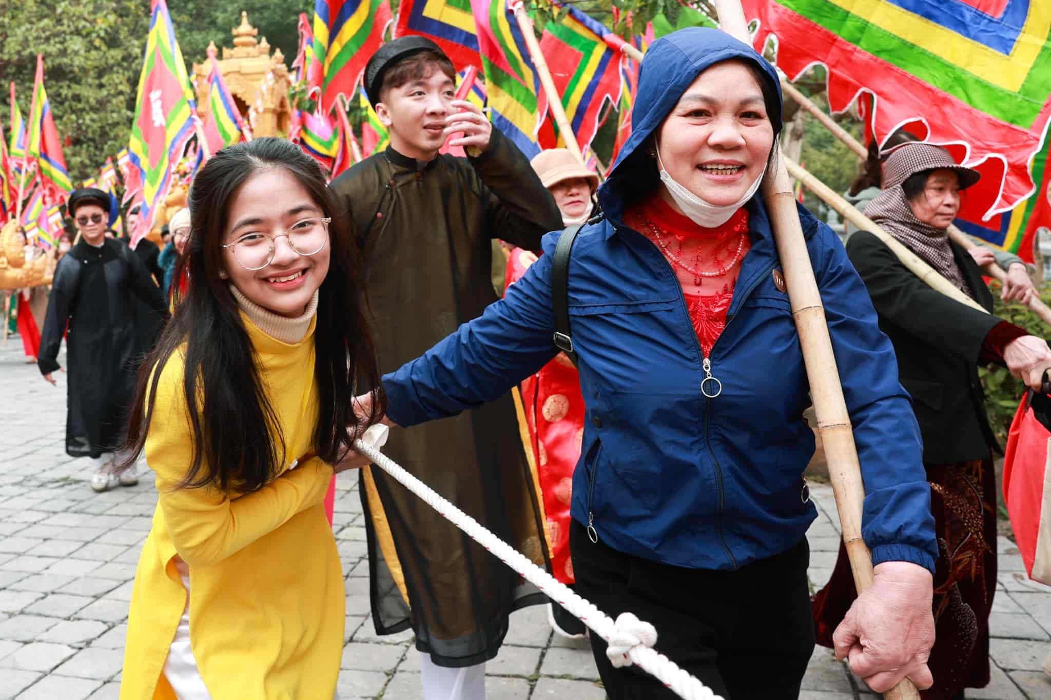 Nguoi dan va du khach hao hung khi tham gia nghi le ruoc nuoc. Anh: Hai Nguyen