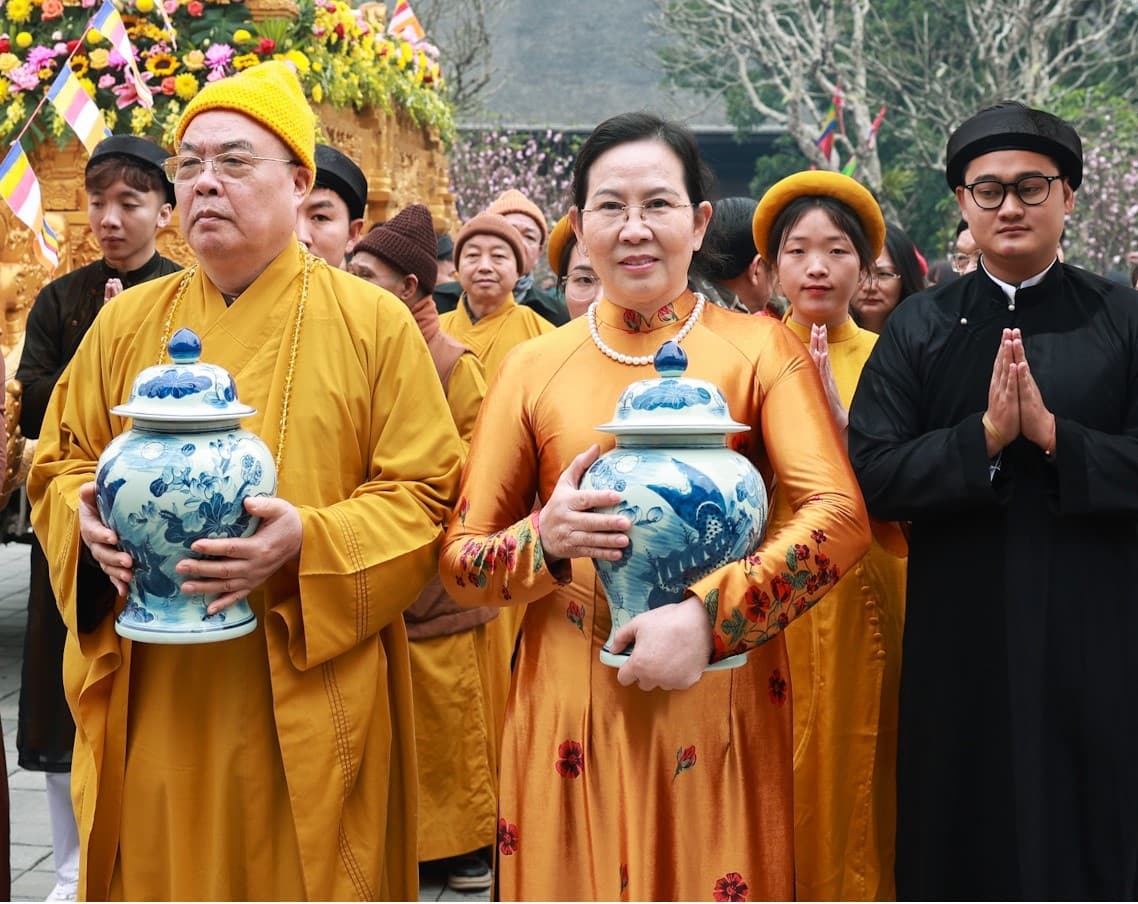 Nuoc duoc lay tu ho Tam Chuc va dung trong binh gom sau day se duoc ruoc len dien Tam The, chua Tam Chuc truoc khi duoc chuyen len chua Ngoc. Anh: Nguyen Truong