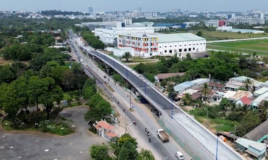 Cầu Tăng Long ở TPHCM sắp thông xe vào cuối tháng 2.