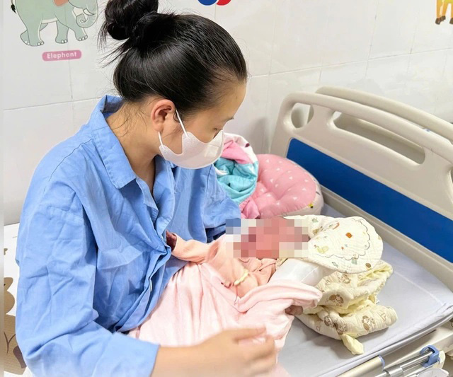 The premature baby with necrotic bowelitis was successfully treated and cared for by Nghe An Pediatric Hospital. Photo: Hoang Yen