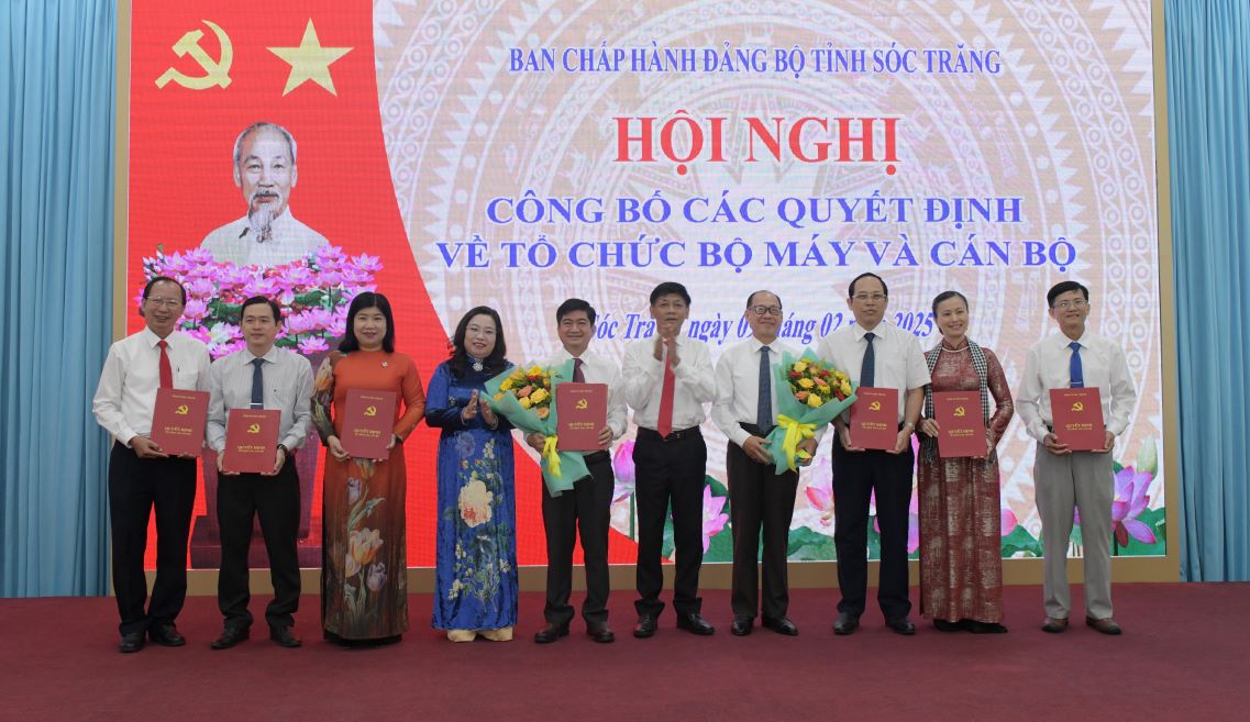 Lãnh đạo Tỉnh ủy trao quyết định cho lãnh đạo Ban Tuyên giáo và Dân vận Tỉnh ủy Sóc Trăng. Ảnh: Phương Anh