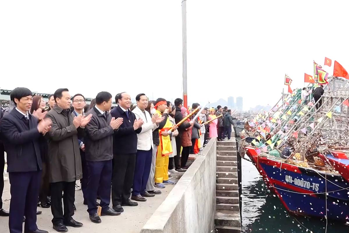 Lanh dao tinh Quang Ninh va huyen Van Don dong vien ngu dan vuon khoi dau nam. Anh: Cong TTDT Van Don