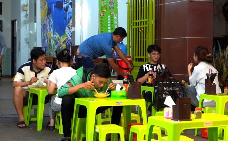 Egg noodle shop 1,000 dong is expensive in Can Tho. Photo: Ta Quang