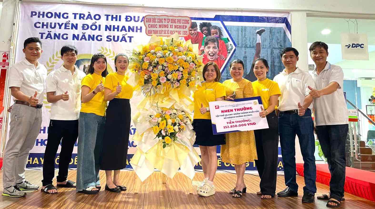 Honoring and rewarding workers and production teams in January 2025. Photo: Dong Phu Cuong Joint Stock Company