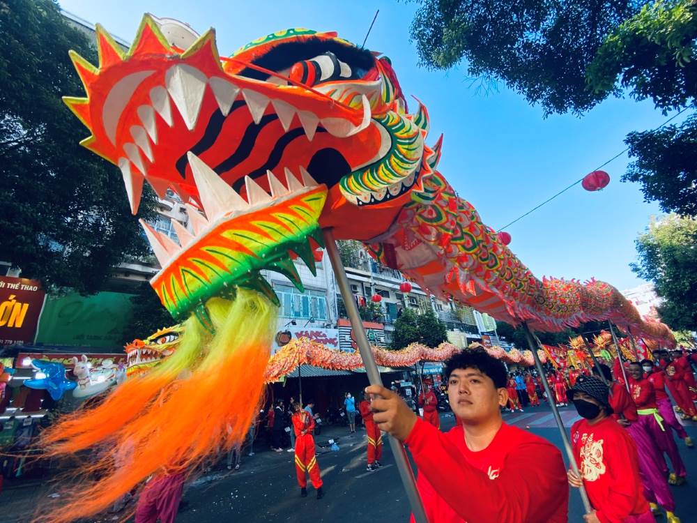  Noi bat la rong dai gan 70 m can den 35 nguoi do de mua. Rong se duoc dung tai cac nga tu trong vai phut de mua phuc vu nguoi dan.