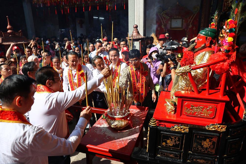 Ket thuc buoi dieu hanh, tuong Quan Thanh De Quan duoc ruoc ve lai Hoi quan Nghia An trong tieng reo ho cua nguoi dan. Sau do, nhieu nguoi da thap huong, cau nguyen, xin loc sau khi tuong Quan Cong duoc dat tro o ban tho trong hoi quan.