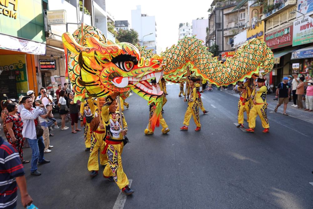 Ong Tran Em - Truong Hoi quan Nghia An cho biet, le via Quan Cong co tu khi hoi quan Nghia An duoc xay dung khoang 200 nam truoc nhung tu 2023, hinh thuc dieu hanh tren duong pho moi dien ra nham bao ton va phat trien le hoi van hoa truyen thong cua cong dong nguoi Hoa o Sai Gon. “Viec ruoc tuong mang y nghia nguyen mua thuan gio hoa, quoc thai dan an...“, ong Tran Em noi.