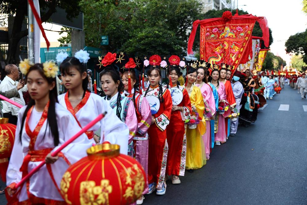   Doan dieu hanh duoc hoa trang ky luong, cong phu thanh cac nhan vat than thoai nhu Sa Tang, Than tai, Bat tien..., tao nen bau khong khi le hoi hoanh trang.