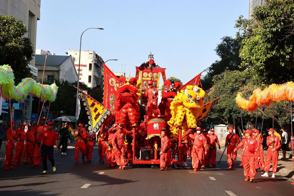  Dan dau la doan doi cong chieng va nhom nguoi hoa trang thanh binh linh, tien nu, kieu nu ganh co hoa.