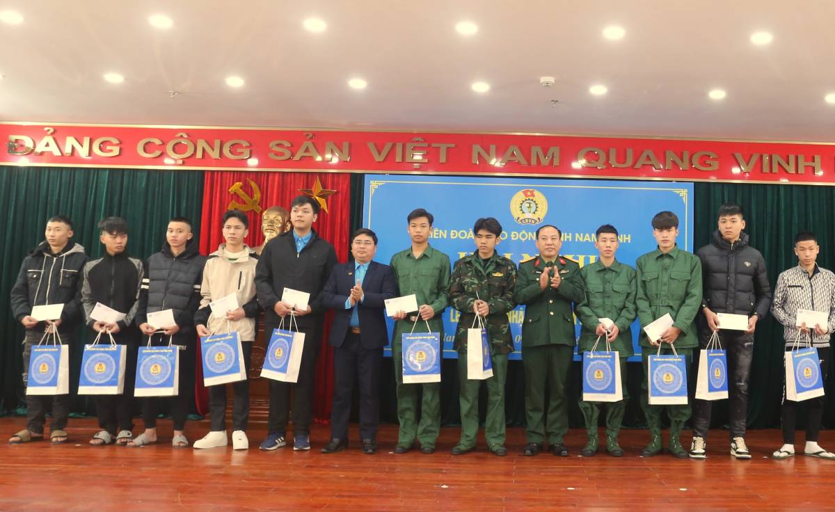Leaders of the Labor Union of Nam Dinh Province and the Provincial Military Command gave gifts to the recruits. Photo: Ha Vi