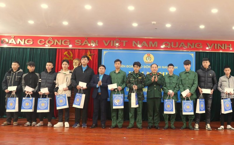 Leaders of the Labor Union of Nam Dinh Province and the Provincial Military Command gave gifts to the recruits. Photo: Ha Vi