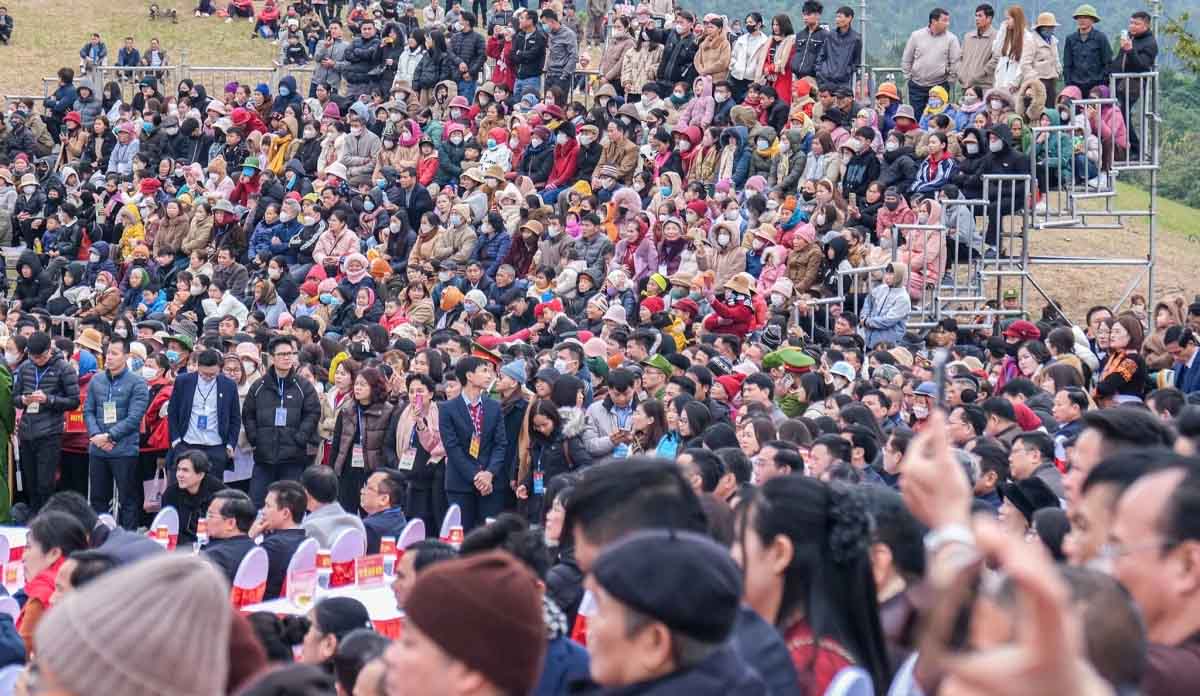 Visitors attended the opening ceremony of the Cultural - Tourism and Opening Week of the Western Yen Tu Spring Festival in 2025. Photo: Van Giang Giang