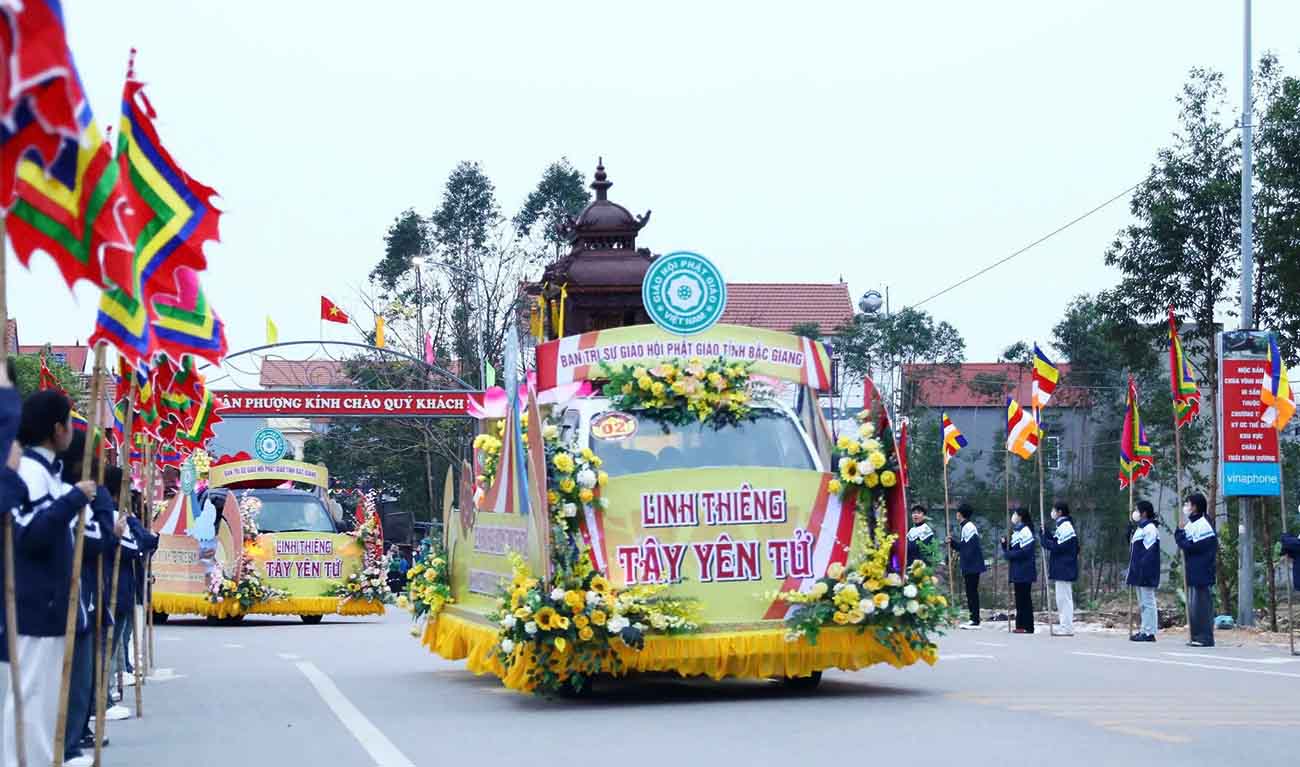  Le ruoc bai vi Tam To Truc Lam tu chua Vinh Nghiem (TP Bac Giang) len chua Ha, Tay Yen Tu (Son Dong). Anh: Nguyen Mien