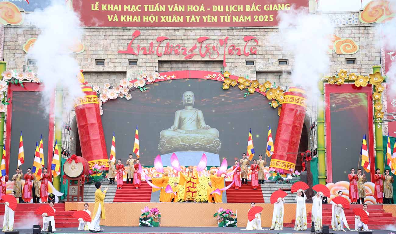 Chuong trinh nghe thuat tai Le khai mac Tuan Van hoa - Du lich va khai hoi Xuan Tay Yen Tu nam 2025. Anh: Tran Khiem 