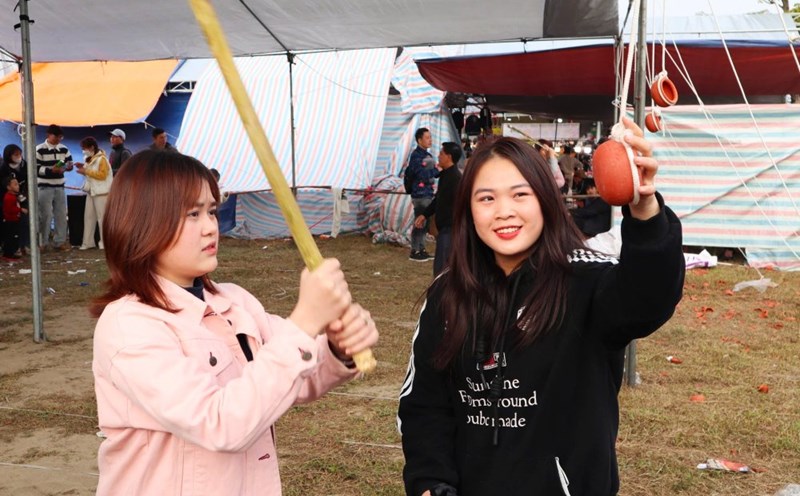 Visitors enjoy experiencing the game of dams at Lim festival. Photo: Huyen Chi