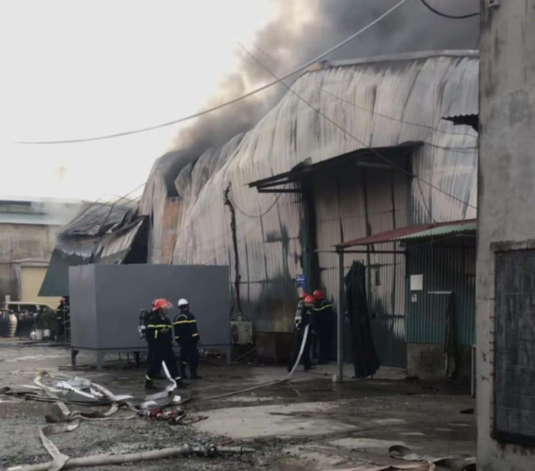 Functional forces conducting fire fighting at the factory of Bac Ninh Seed Joint Stock Company (Lac Ve, Tien Du, Bac Ninh). Photo: Cut from the clip