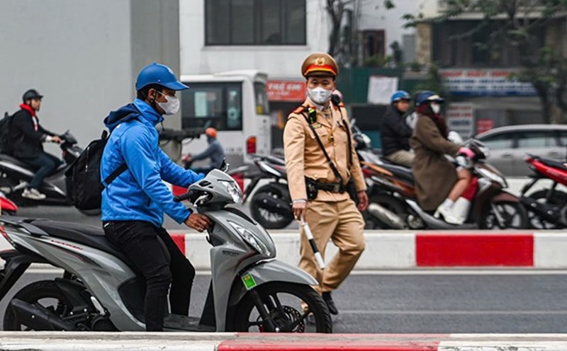 Traffic police check the motorbike driver. Photo: N. Tuan