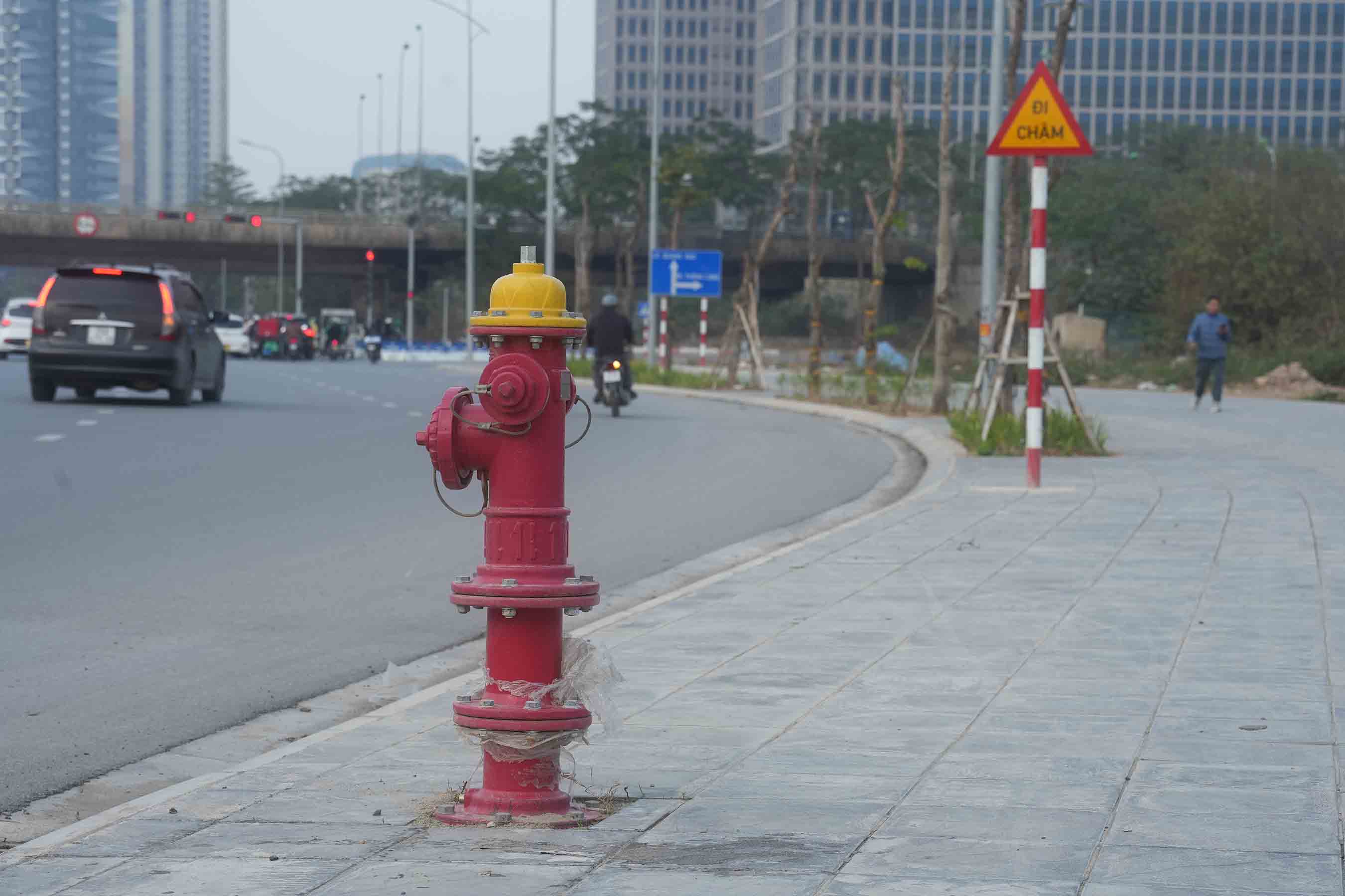 He thong chua chay, bien bao tren doan tuyen 1,9km da hoan thanh lap dat. Anh: Huu Chanh