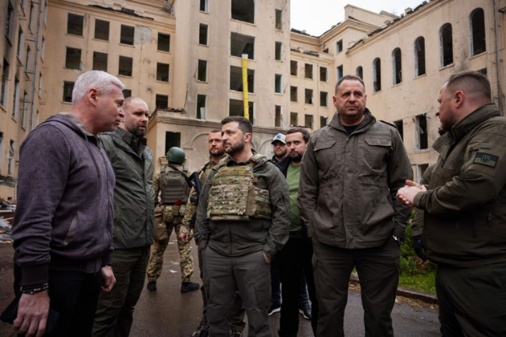 President Volodymyr Zelensky visited a Ukrainian army in a conflict with Russia. Photo: Xinhua