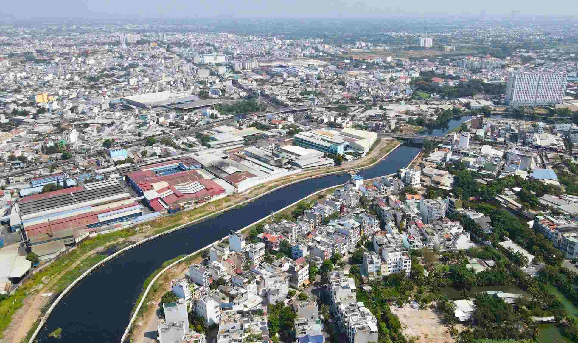 A section of Tham Luong - Ben Cat through Go Vap and Tan Binh is being embanked by the shore and the two sides.  Photo: Anh Tu